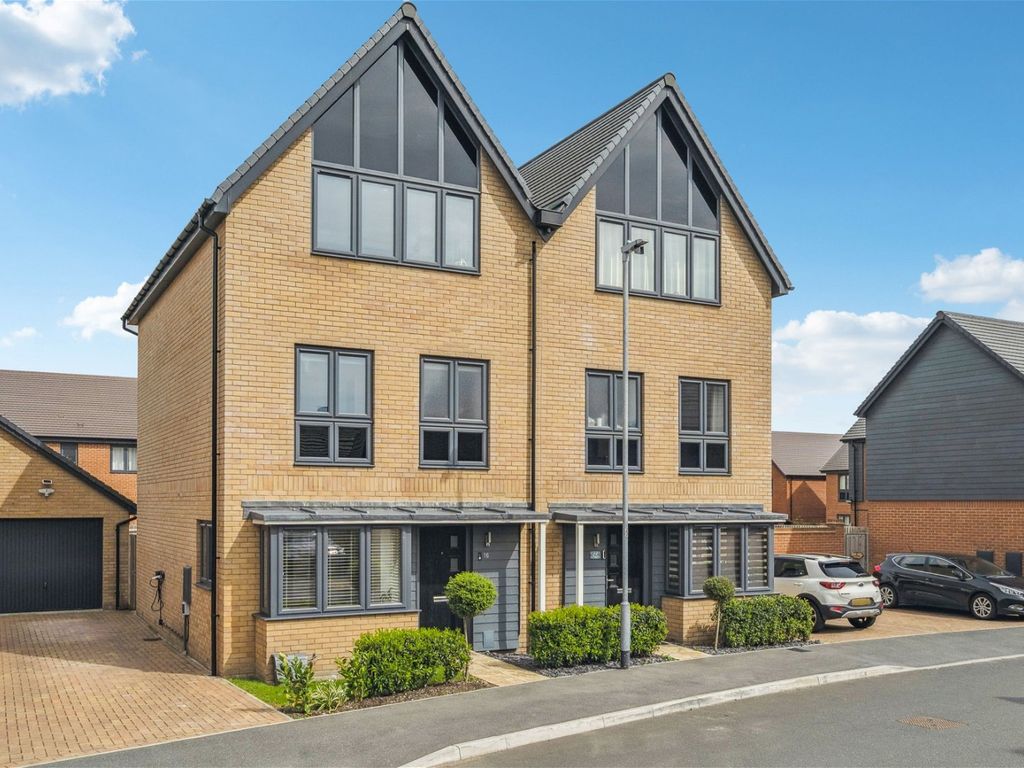 4 bed town house for sale in Colosseum Drive, Dunstable LU5, £480,000