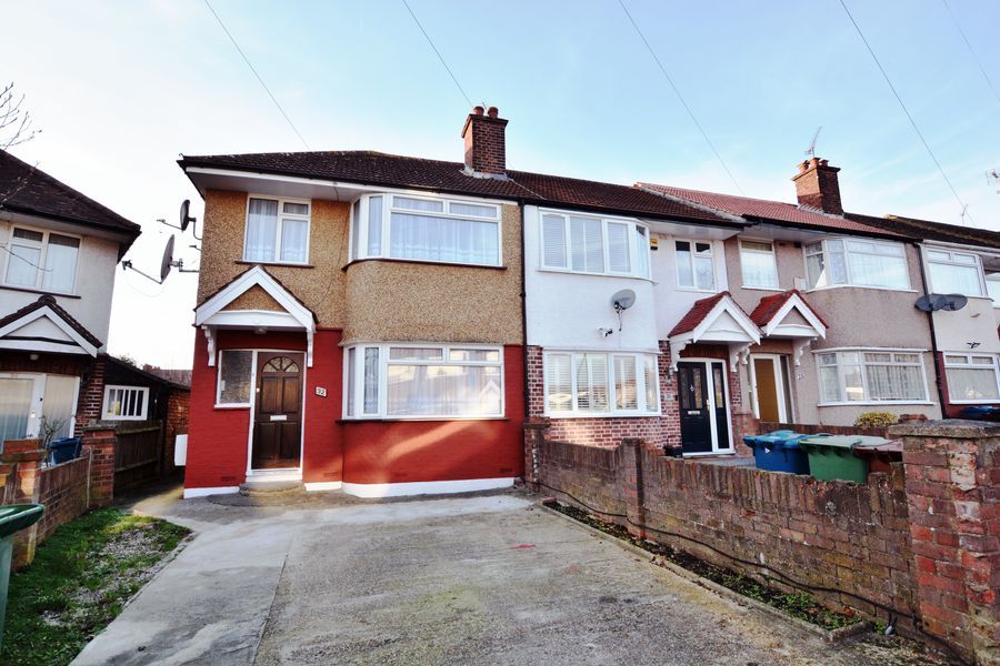 3 bed terraced house to rent in Lynwood Close, Harrow HA2, £2,100 pcm