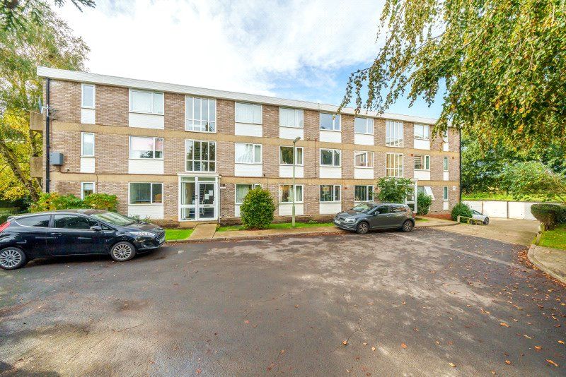 2 bed flat for sale in Langton Close, Addlestone KT15, £250,000 Zoopla