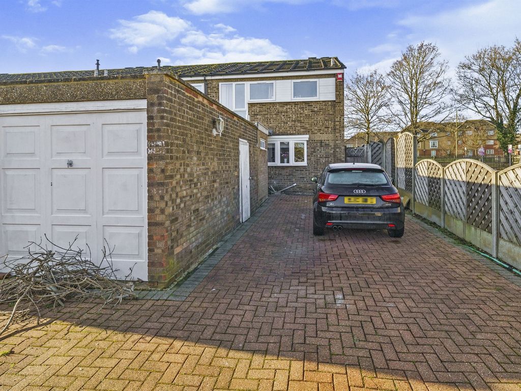 3 bed end terrace house for sale in Beyers Gardens, Hoddesdon EN11, £