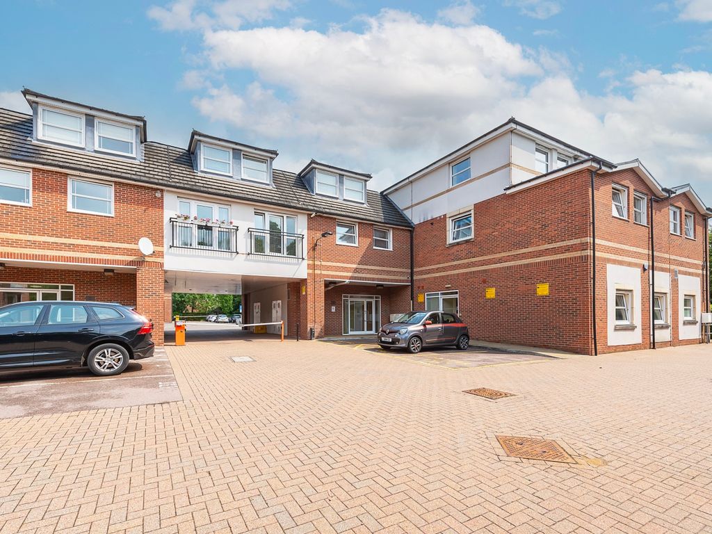 1 bed flat to rent in Russet Drive, St Albans, Herts AL4, £1,100 pcm