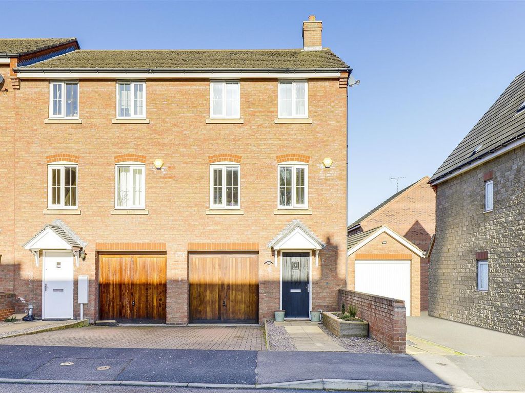 3 bed town house for sale in James Drive, Calverton, Nottinghamshire