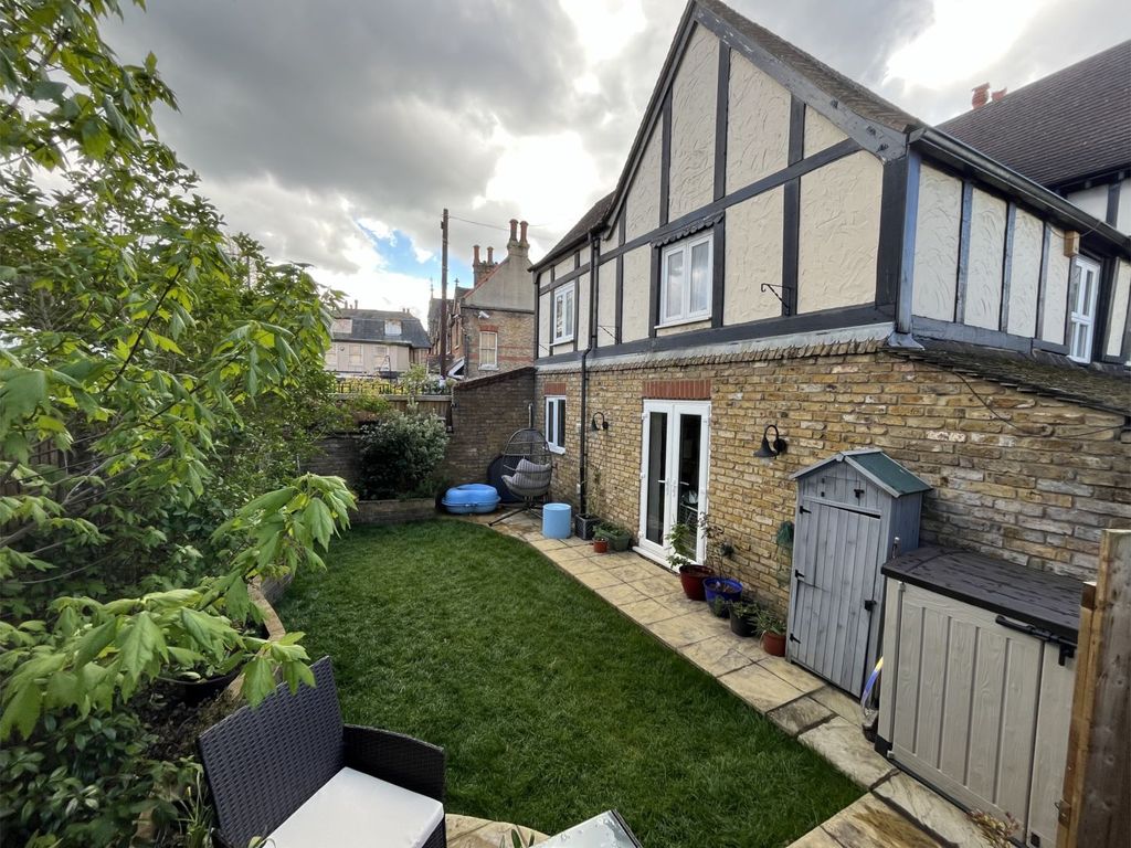 3 bed semidetached house for sale in High Street, Carshalton SM5, £