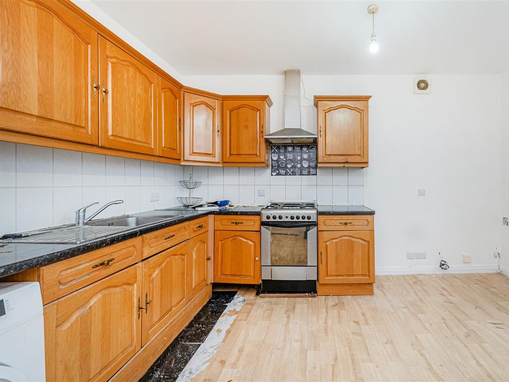 2 bed flat for sale in Raglan Road, London E17, £250,000 Zoopla