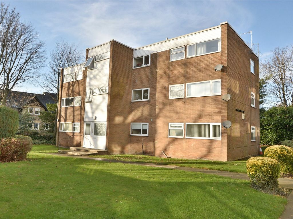 2 bed flat for sale in Park View Court, Street Lane, Roundhay, Leeds