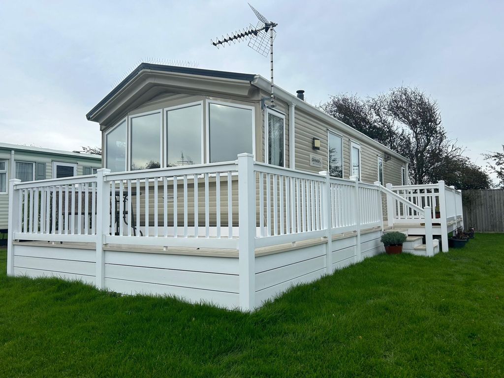 2 bed mobile/park home for sale in London Road, Kessingland NR33, £