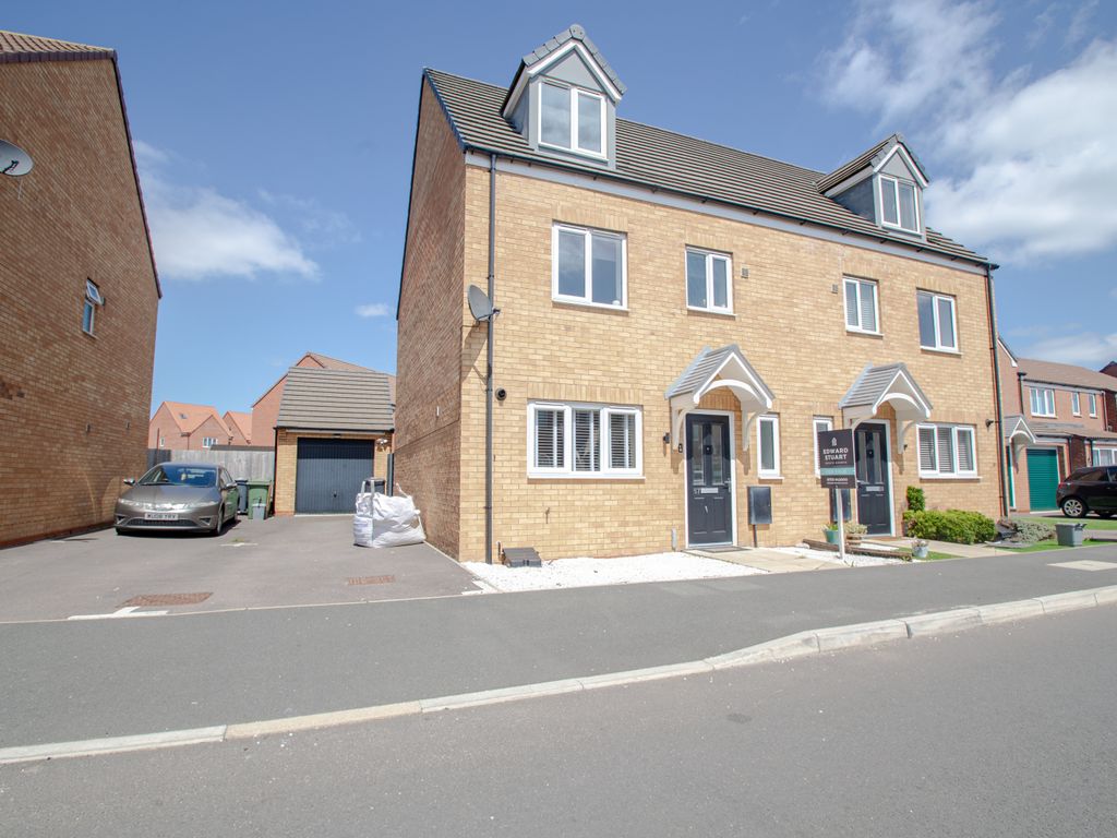 4 bed semidetached house for sale in Bellona Drive, Cardea/Stanground