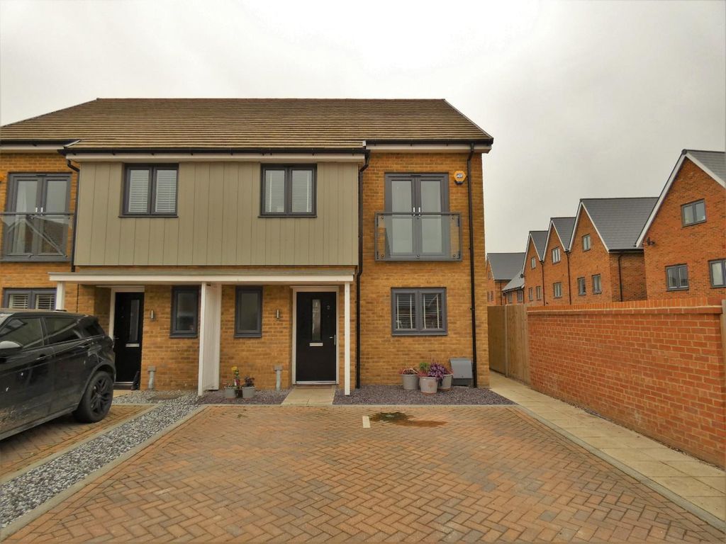 3 bed semidetached house for sale in Lille Mews, Northfleet, Gravesend