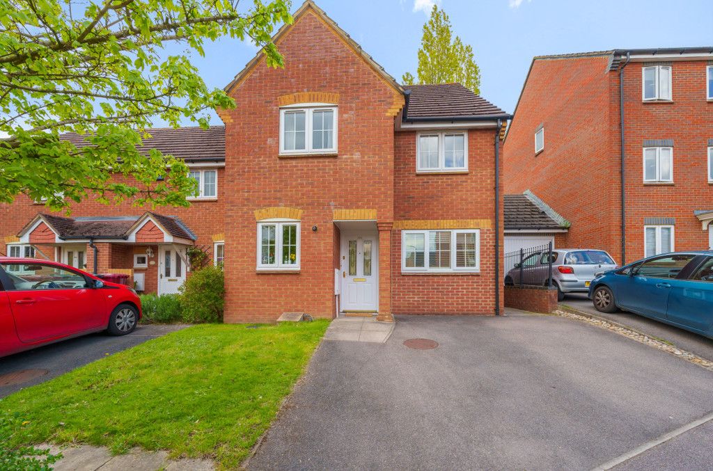 3 bed end terrace house for sale in Swallows Croft, Reading, Berkshire