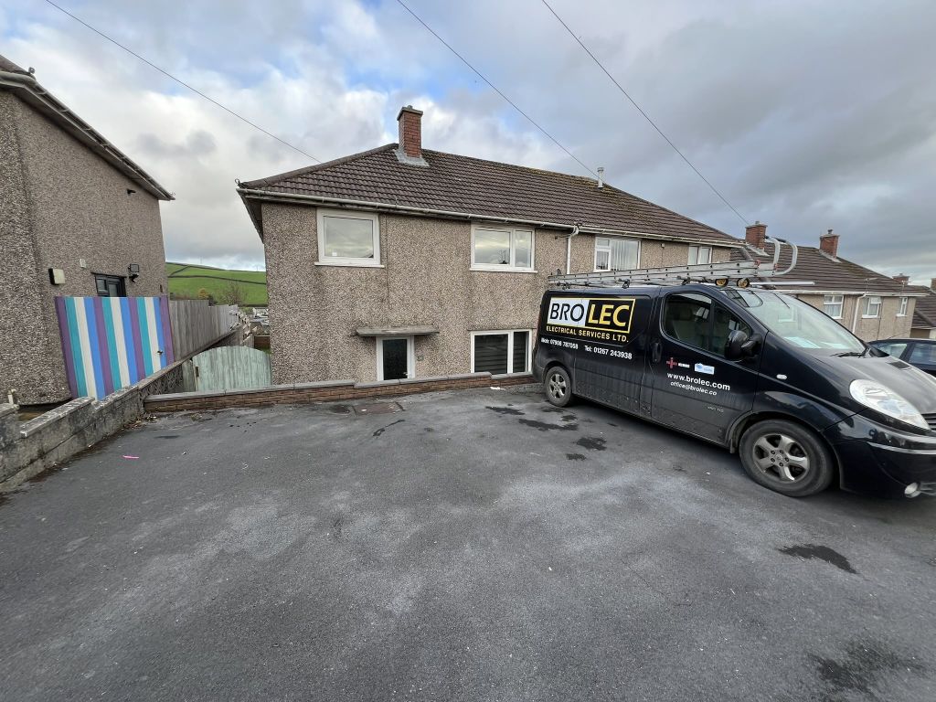 3 bed semidetached house to rent in Ross Avenue, Carmarthen SA31, £850