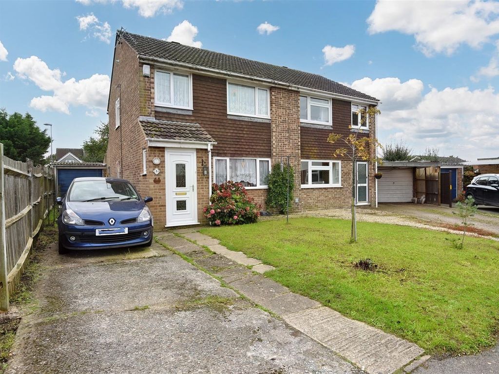 3 bed semidetached house for sale in Chestnut Way, Gillingham SP8, £