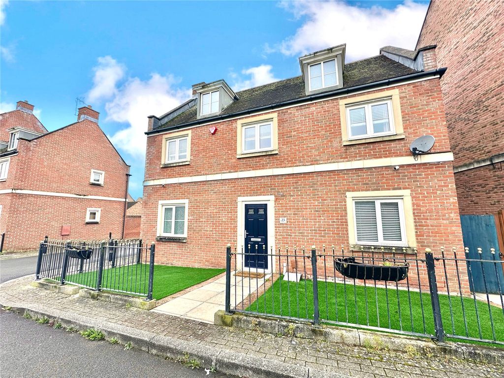 4 bed detached house for sale in Redhouse Gardens, Redhouse, Swindon
