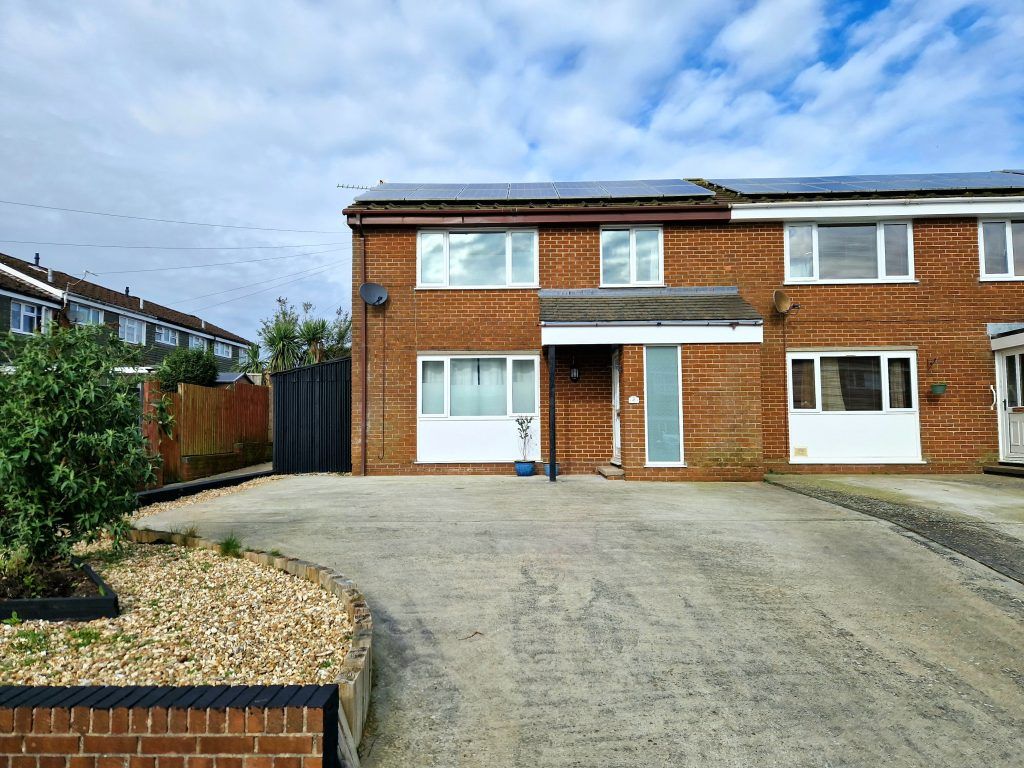 3 bed end terrace house for sale in Montrose Road, Yeovil, Somerset
