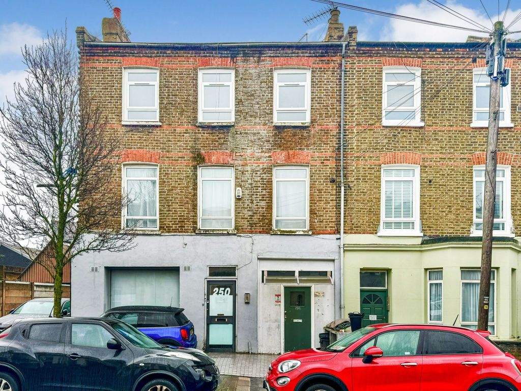 2 bed flat for sale in Kilburn Lane, London W10, £310,000 Zoopla