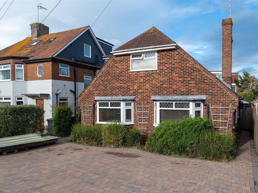 4 bed detached bungalow for sale in Rectory Gardens, Broadwater