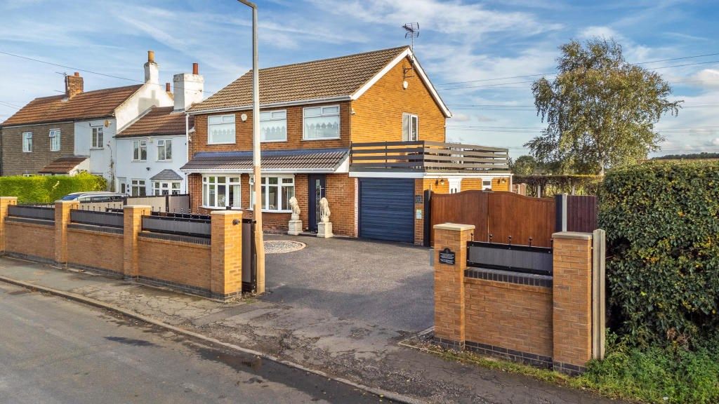 4 bed end terrace house for sale in Spring Gardens, Cantley, Doncaster