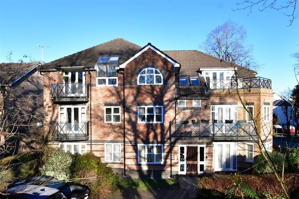 2 bed flat for sale in Christchurch Park, Sutton, Surrey SM2, £400,000
