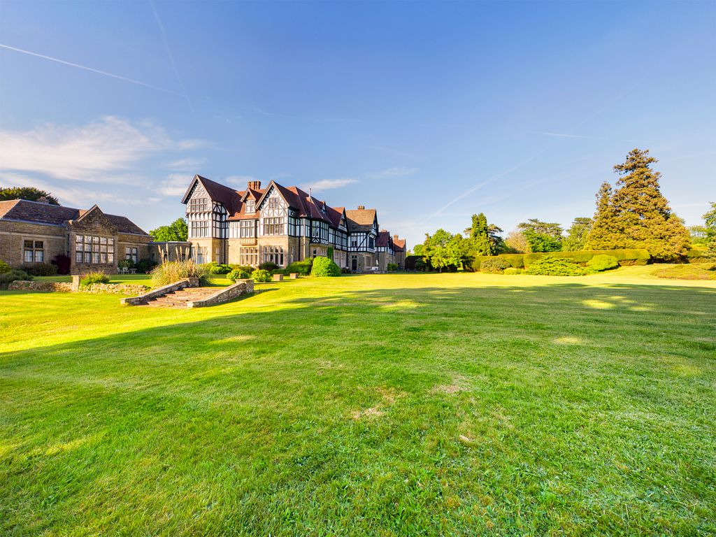 2 bed flat to rent in Forest Road, Colgate, Horsham RH12, £1,495 pcm