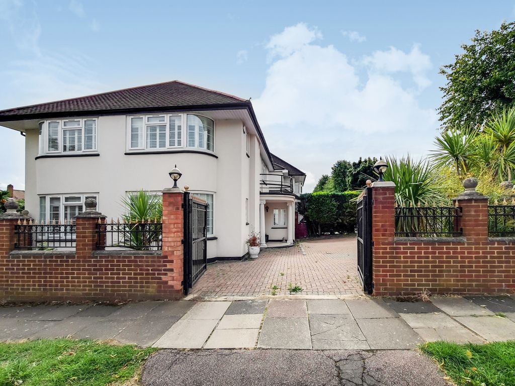 4 bed detached house for sale in Chase Road, London N14, £1,475,000