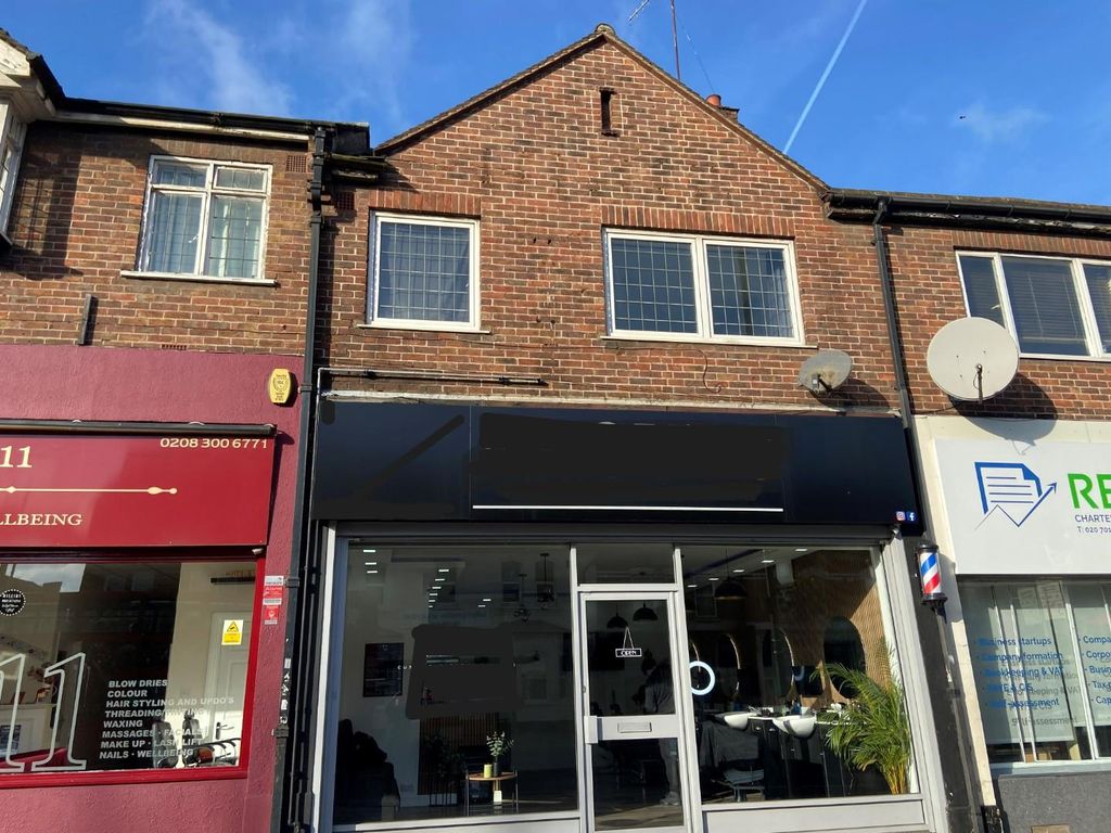 2 bed flat to rent in Central Parade, Station Road, Sidcup DA15, £1,300