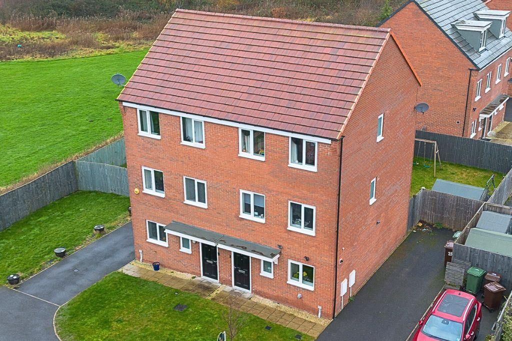 4 bed semidetached house for sale in Pitt Close, Kinsley, Pontefract