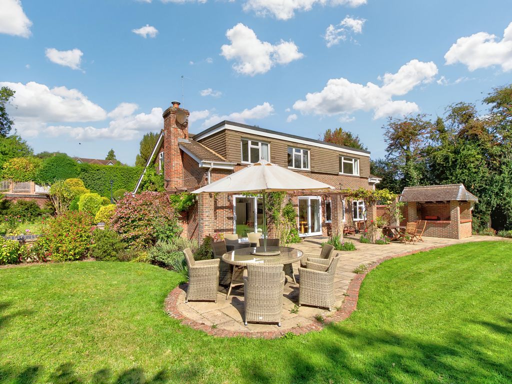 4 bed detached house for sale in Highlands Road, Farnham GU9, £