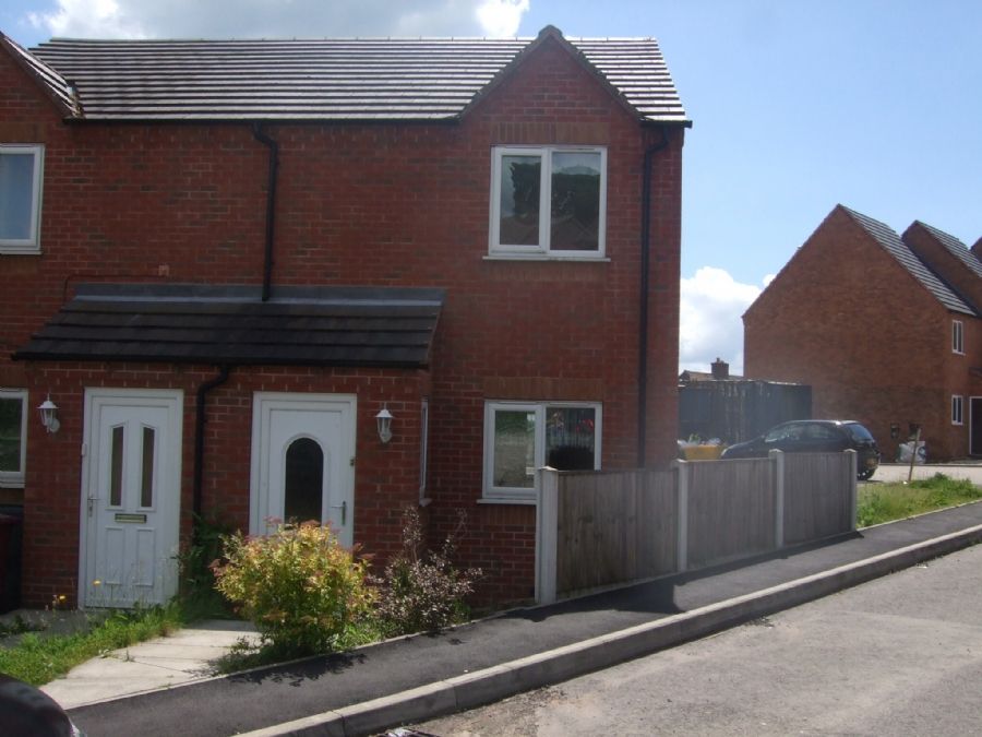 2 bed town house to rent in Haworth Close, Stretton, Alfreton DE55, £