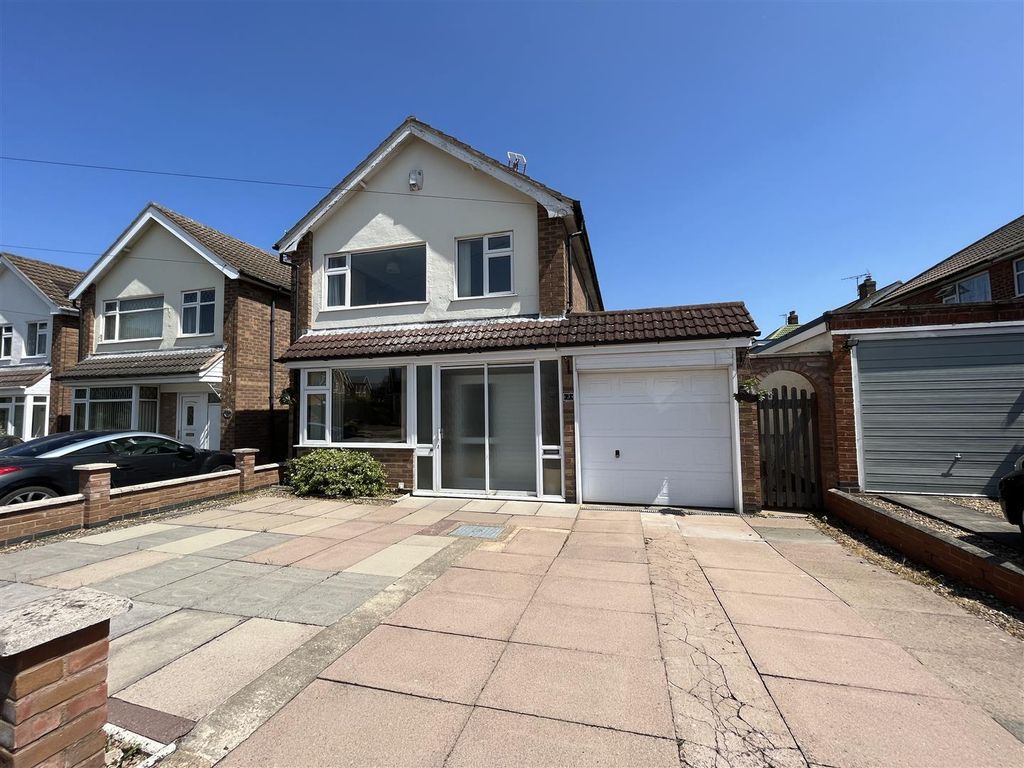 3 bed detached house for sale in Walnut Way, Blaby, Leicester LE8, £