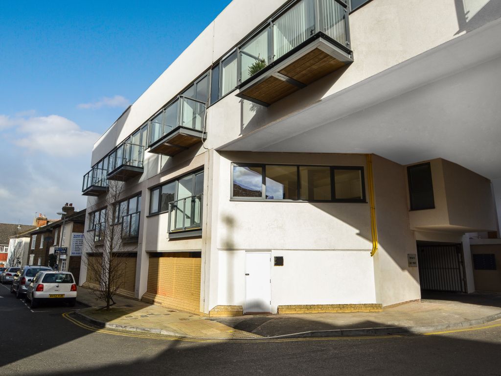 2 bed flat to rent in St. Marys Road, Surbiton KT6, £1,995 pcm Zoopla