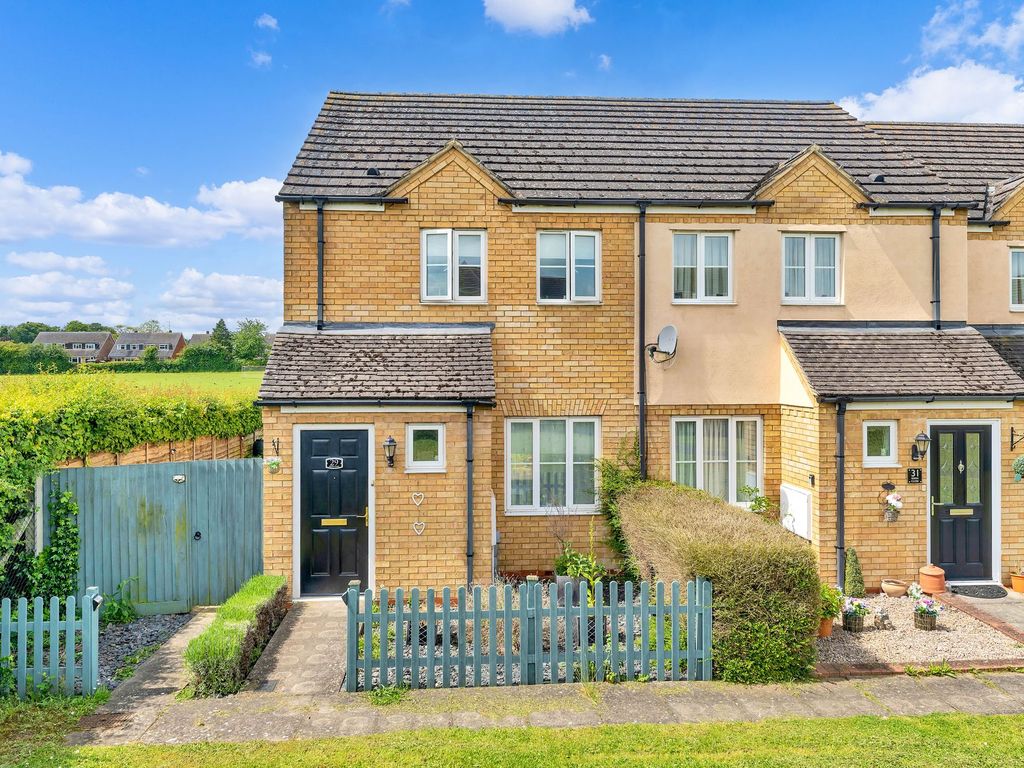 2 bed end terrace house for sale in Siskin Close, Royston SG8, £335,000