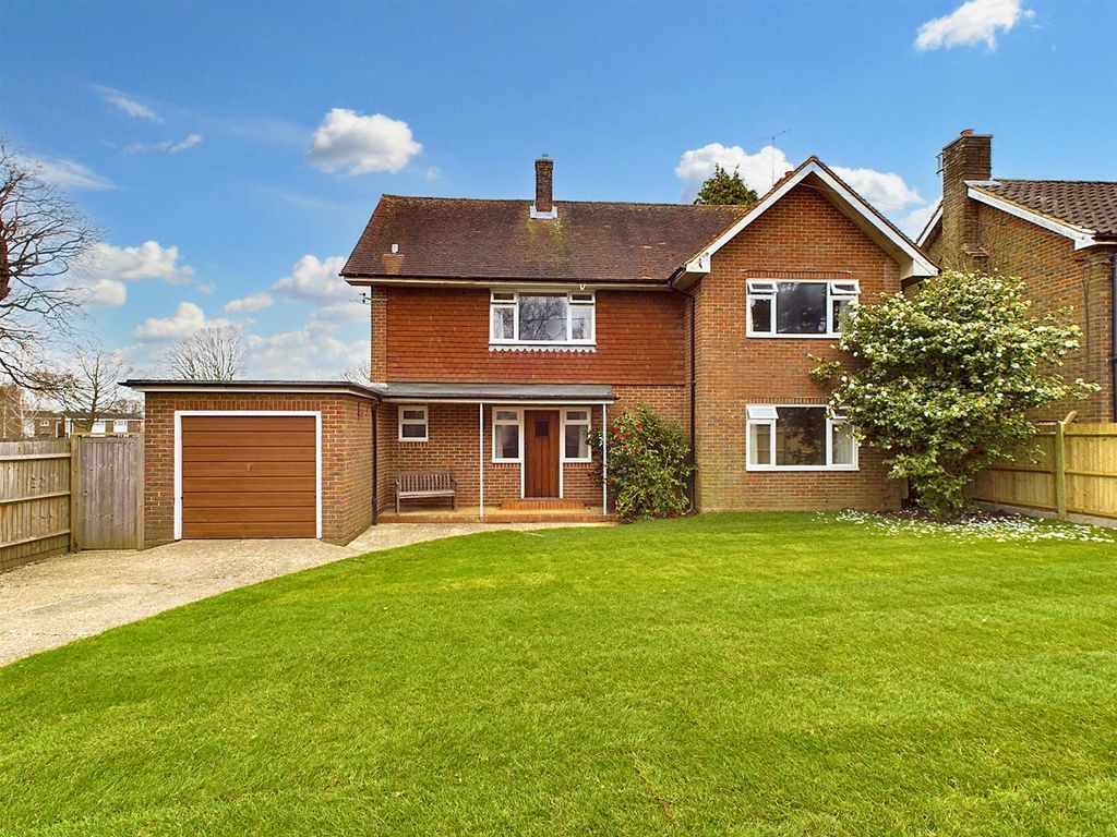 4 bed detached house for sale in The Mardens, Crawley RH11, £600,000