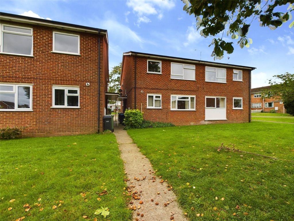 2 bed flat to rent in Denbigh Road, Thame, Oxfordshire OX9, £1,000 pcm