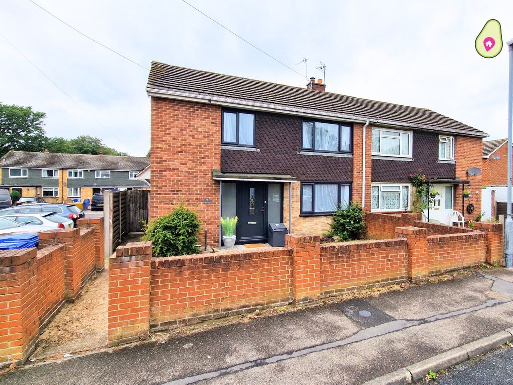 4 bed semidetached house for sale in Brook Close, Owlsmoor, Sandhurst