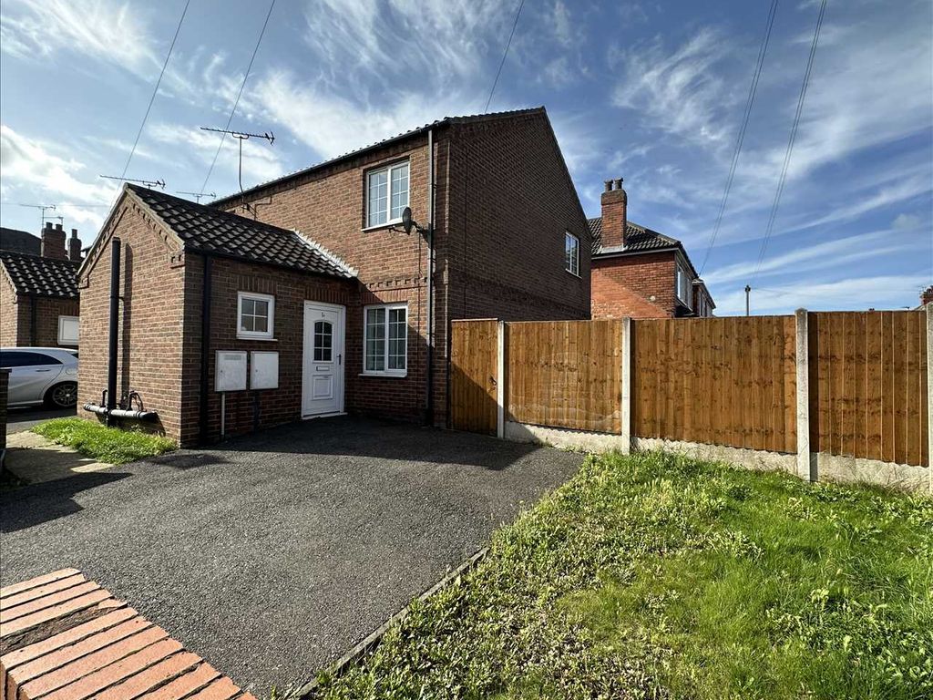 2 bed town house to rent in The Crofts, Scunthorpe DN16, £550 pcm Zoopla