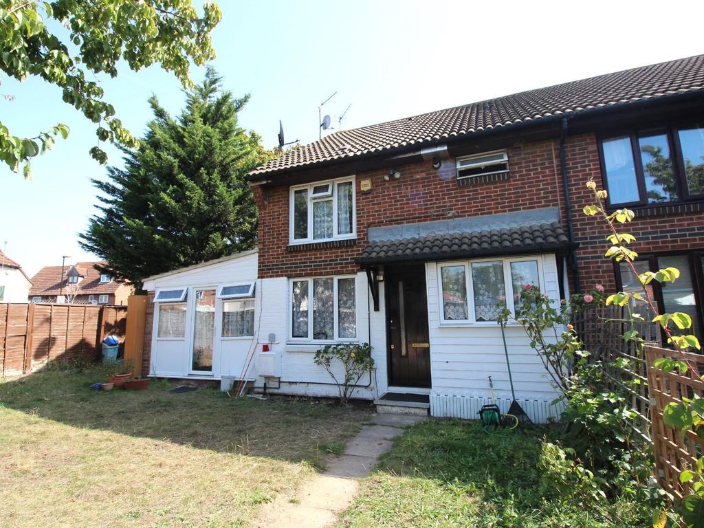 2 bed semidetached house to rent in Oulton Close, London SE28, £1,600