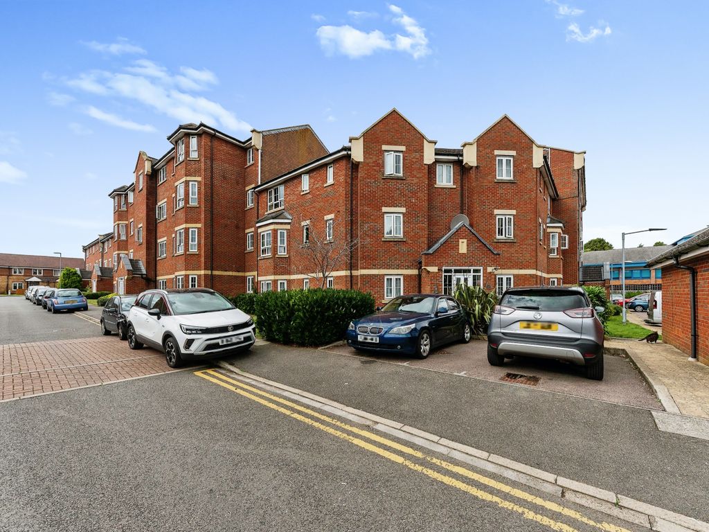 2 bed flat for sale in Watling Gardens, Dunstable, Bedfordshire LU6, £