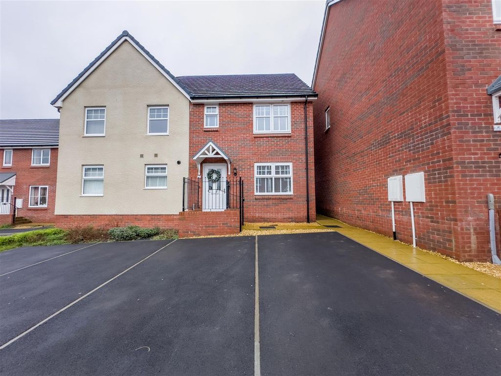 3 bed semidetached house for sale in Heol Lowri, Pontrhydyrun, Cwmbran