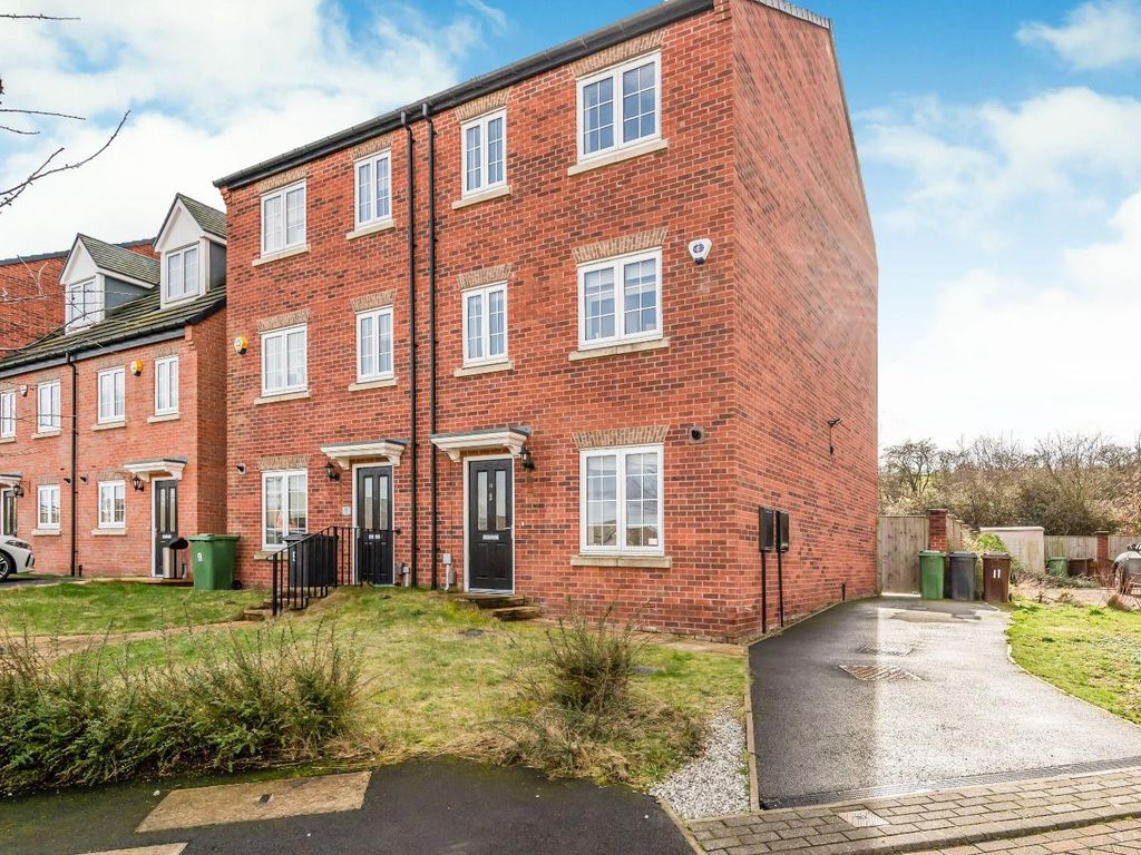 4 bed semidetached house for sale in Uppingham Gardens, Wortley LS12