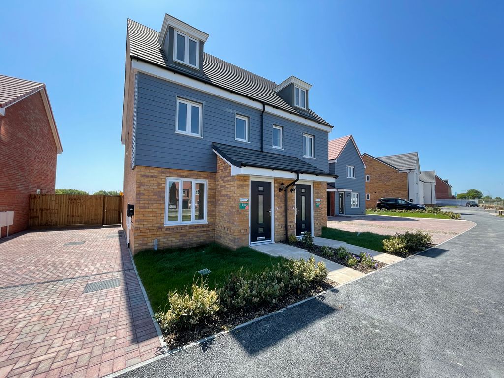 3 bed property to rent in Wiltshire Drive, Bradwell, Great Yarmouth