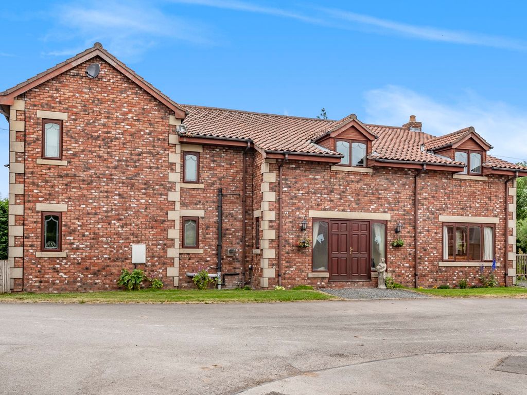 4 bed detached house for sale in Moss Road, Moss, Doncaster DN6, £