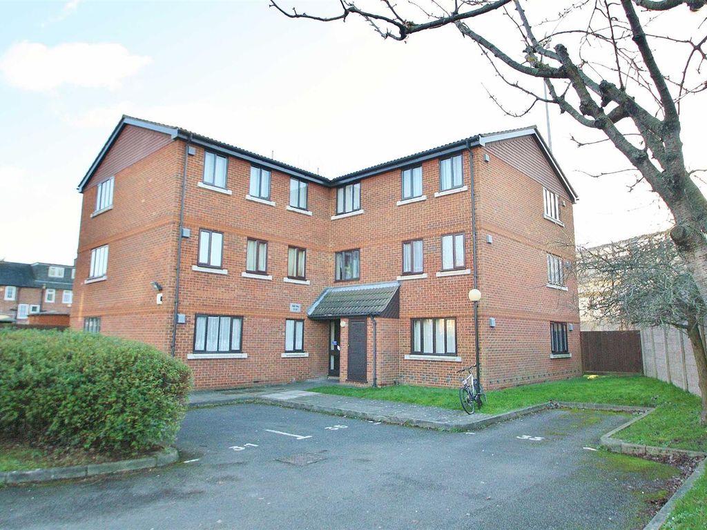 1 bed flat to rent in Birchwood Close, Morden SM4, £1,250 pcm Zoopla