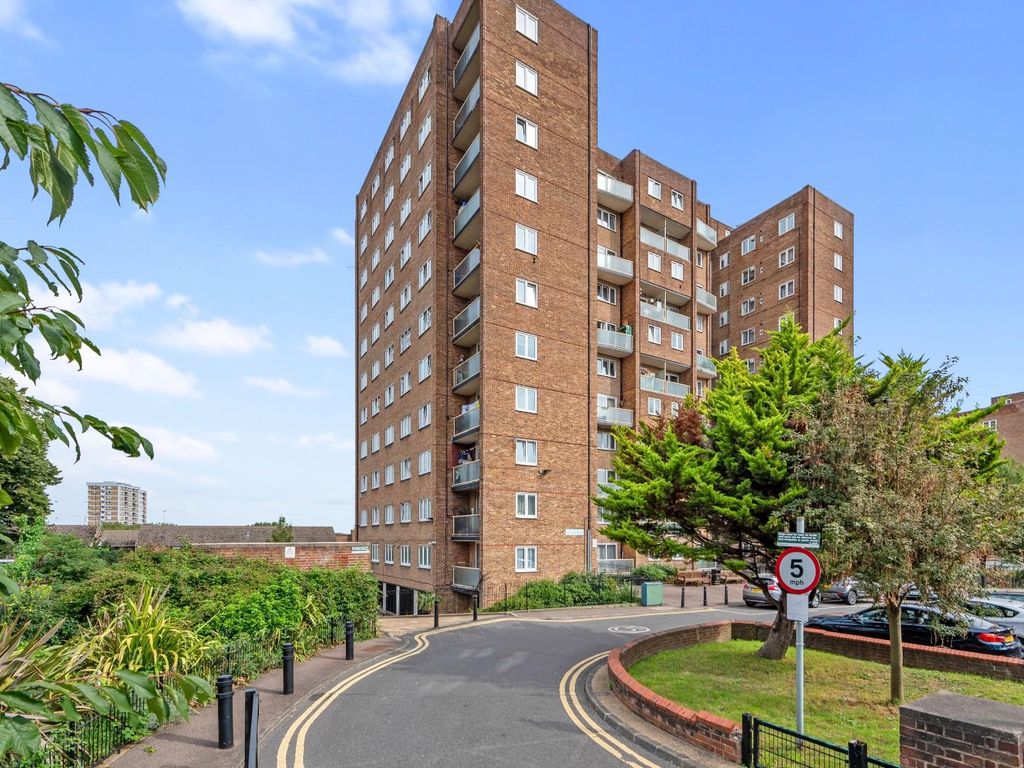 3 bed flat for sale in Amhurst Park, London N16, £300,000 Zoopla