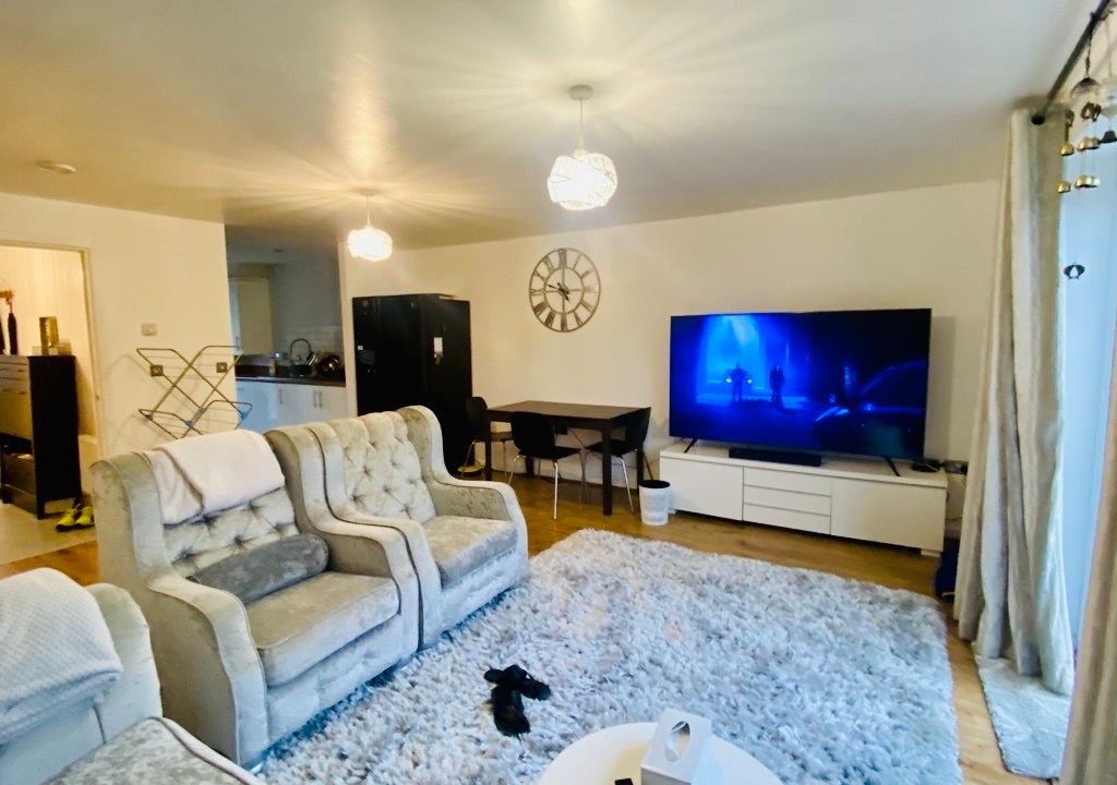 5 bed terraced house to rent in Vimy Drive, Dartford DA1, £2,600 pcm