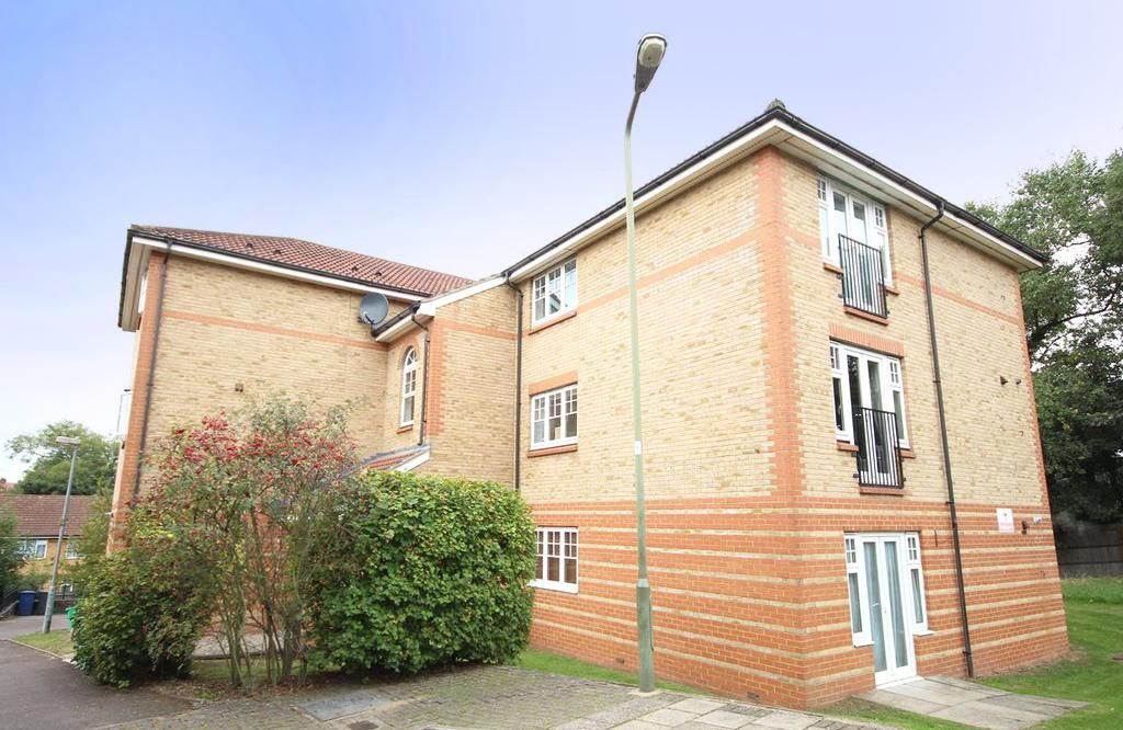 2 bed flat to rent in Aster Court, Firethorn Close, Edgware, Middlesex