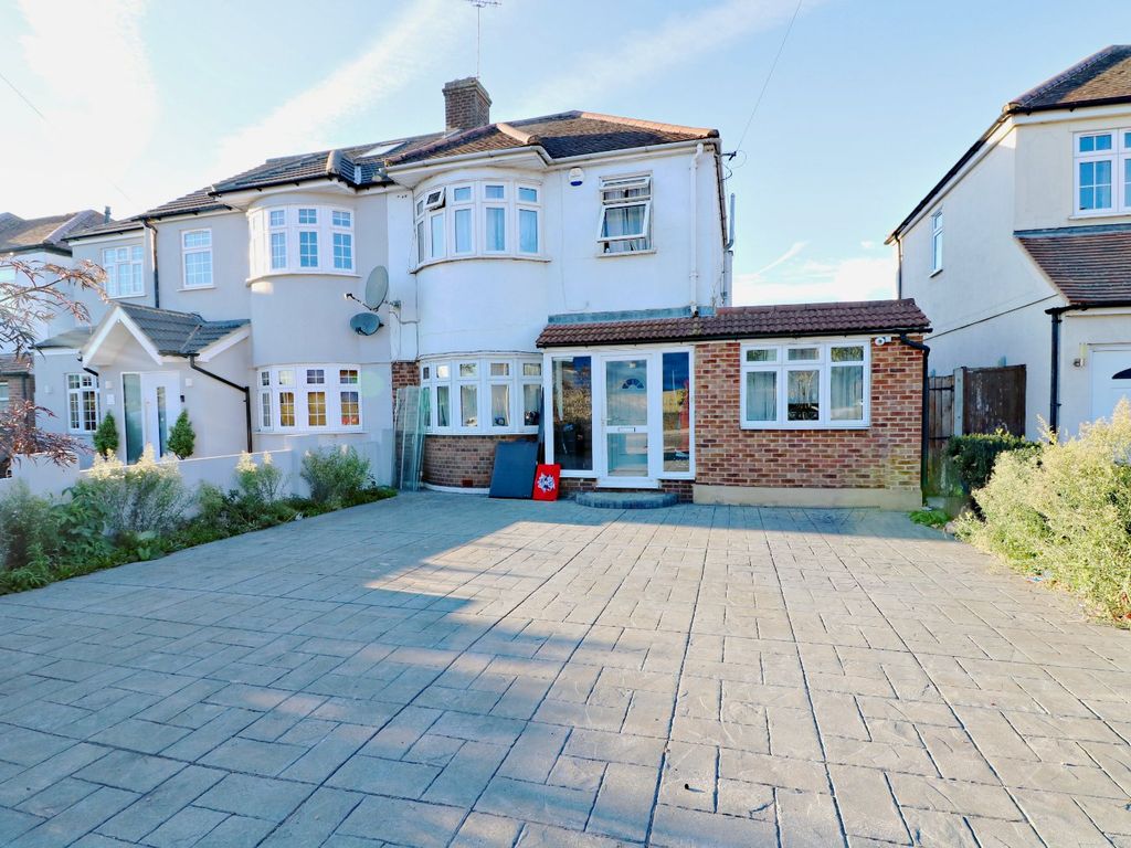 5 bed semidetached house for sale in Forest Road, Ilford IG6 Zoopla