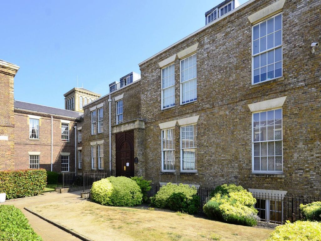 2 bed flat to rent in Princess Park Manor, Royal Drive, Friern London N11 Zoopla
