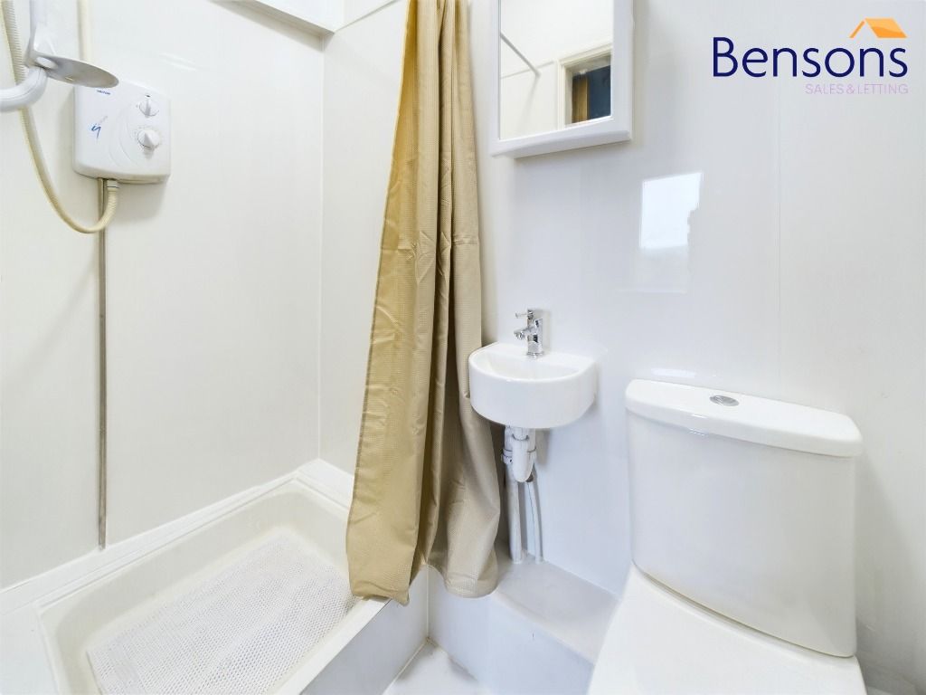 1 bed flat to rent in Main Street, Clarkston, East Renfrewshire G76, £