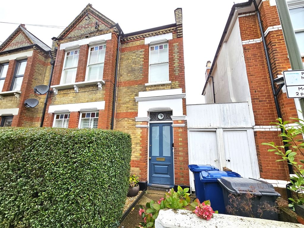 3 bed flat for sale in Leicester Road, London N2, £725,000 Zoopla