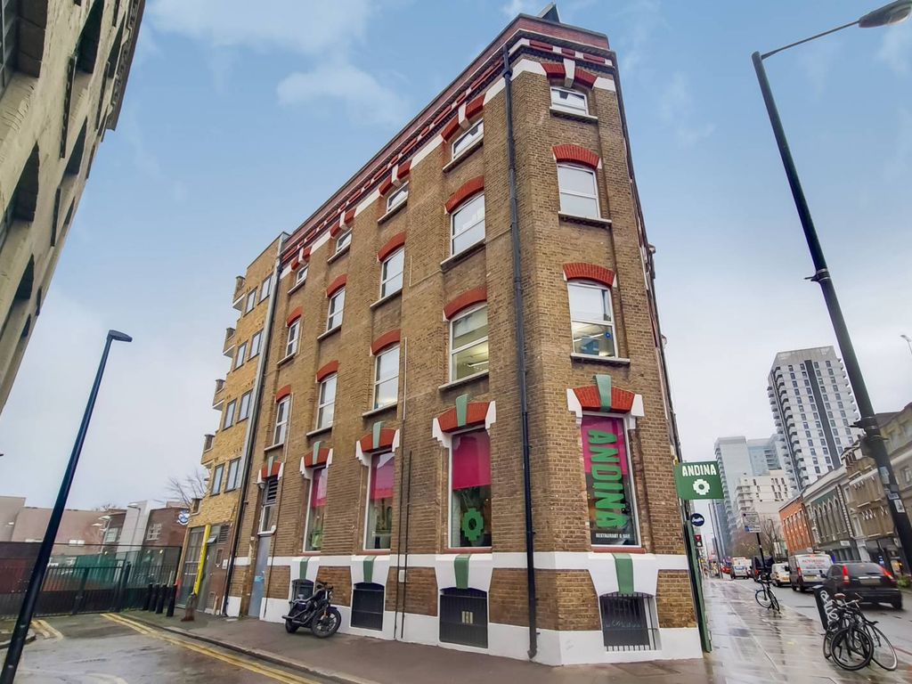 1 bed flat to rent in Lolesworth Close, Spitalfields, London E1, £2,400