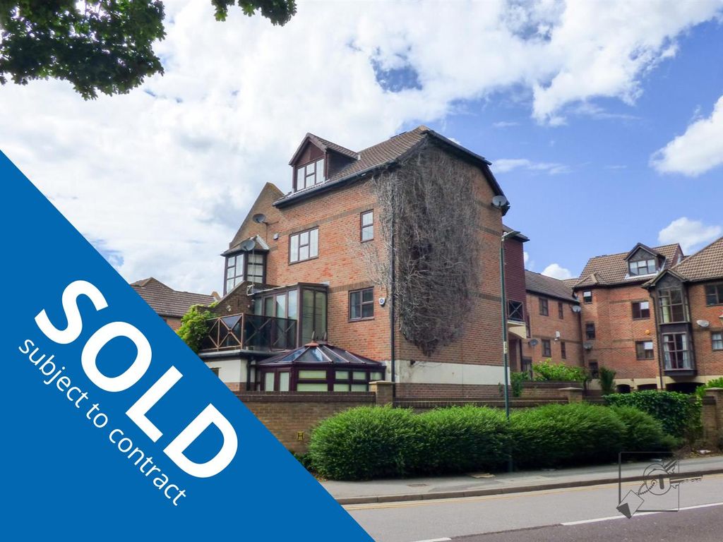 3 bed property for sale in Hathaway Court, Esplanade, Rochester ME1 Zoopla